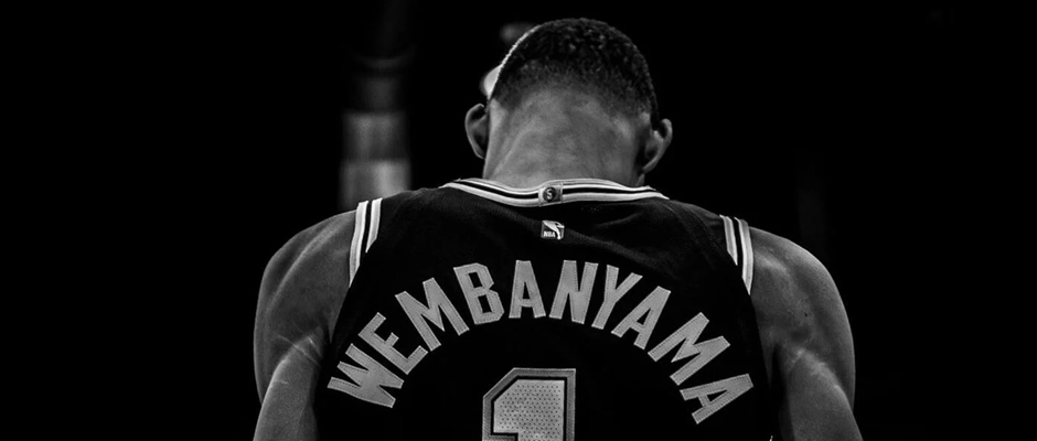 victor-wembanyama-back A black and white photo of Victor Wembanyama of his back showing his jersey