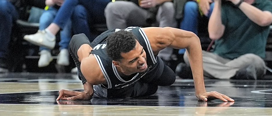 victor-wembanyama-injury A photo of Victor Wembanyama on the floor injured