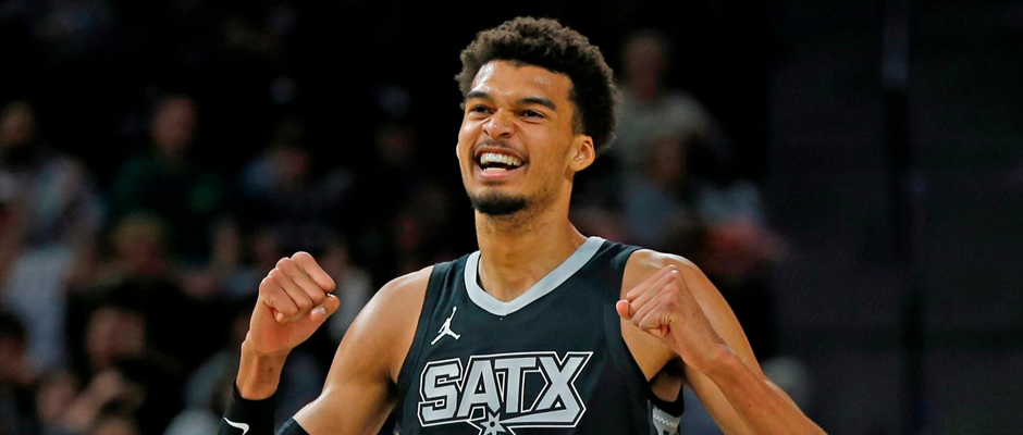 victor-wembanyama-smiles Victor Wembanyama celebrating and smiling